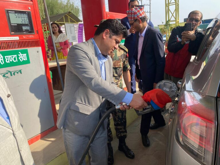 साझा सेवा सहकारीद्वारा सञ्चालित   पेट्रोल पम्पले अब  चौबीसैं घण्टा पेट्रोलियम पदार्थ  विक्री गर्ने