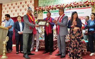 भक्तपुर बचत संघद्वारा शुभकामना साकोसलाई उत्कृष्ट सहकारी सम्मान प्रदान