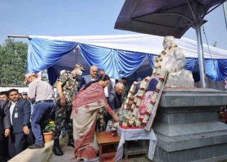 मदन–आश्रित सालिकमा पूर्व राष्ट्रपति भण्डारीद्वारा माल्यार्पण