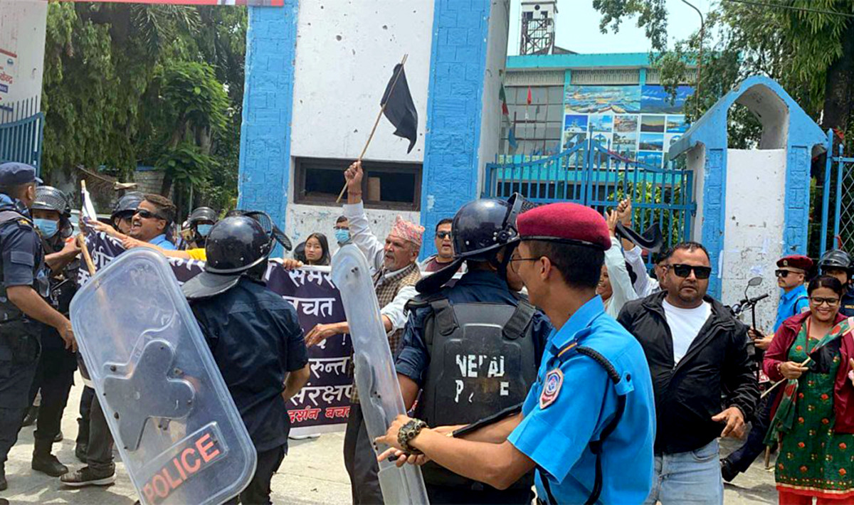 सहकारीपीडितले देखाए प्रधानमन्त्री दाहाललाई कालो झण्डा