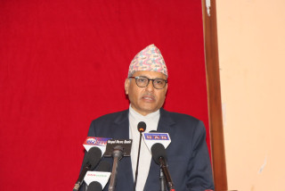 उद्योगी व्यवसायीलाई सहयोग पुर्‍याउने मौद्रिक नीति आउँछः गभर्नर अधिकारी