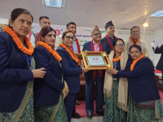 श्री महिला तरकारी व्यवसायी सहकारीलाई सहकारी बैंकको नियमित  कारोबार सम्मान