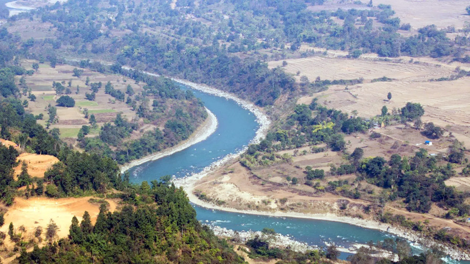 पोखराबाट काठमाण्डौ गइरहेको चालीस यात्रु सवार बस मर्स्याङ्दी किनारमा खस्यो