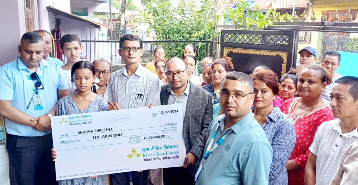 कुमारी बैंकद्वारा १० लाख रुपैयाँ बीमा भुक्तानी