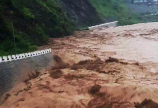 देशभर ६३ स्थानमा सडक अवरूद्ध, उपत्यकासँगका सबै कनेक्सन टुट्याे