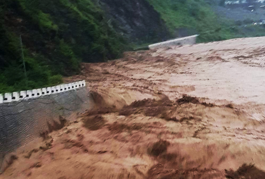 देशभर ६३ स्थानमा सडक अवरूद्ध, उपत्यकासँगका सबै कनेक्सन टुट्याे