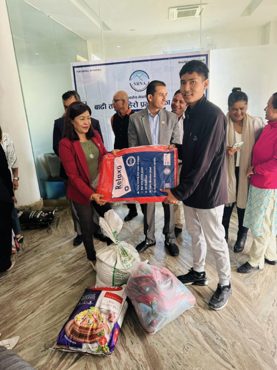 एनआरएनएद्वारा सिन्धुपाल्चोकका बाढी तथा पहिरो प्रभावित २३ परिवारलाई राहत वितरण
