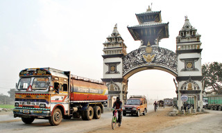खाडी युद्धको असर: पेट्रोलमा १५ र डिजेल/मट्टितेलमा १० रुपैयाँ भाउ बढ्यो