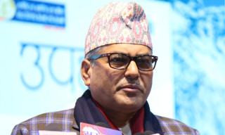 गभर्नर अधिकारी भन्छन्, ‘हल्लाको पछि नलाग्नुस्, निक्षेपकर्ताको रकम डुब्न दिँदैनौँ’