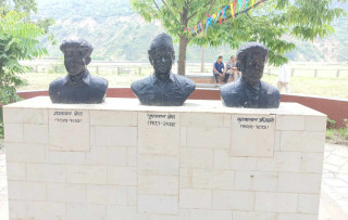 नेपालका  तीन लाल :  गंगालाल, पुष्पलाल र कृष्णलाल