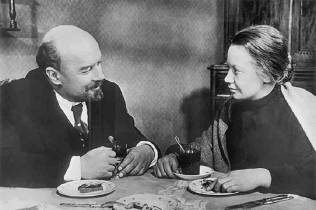 Lenin and Crupskaya.jpg