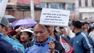 बचत फिर्ताको माग गर्दै सहकारी पीडितले गरे अर्धनग्न प्रदर्शन