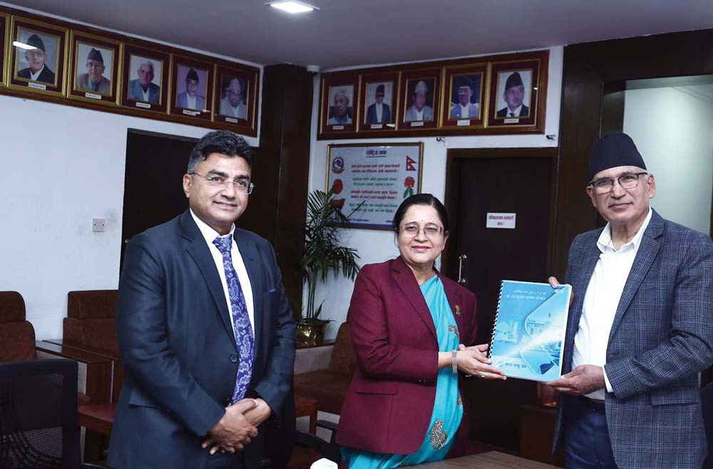 राष्ट्रबैंकले अर्थमन्त्रीलाइ बुझायो आसन्न बजेटका लागि सुझावसहितको प्रतिवेदन