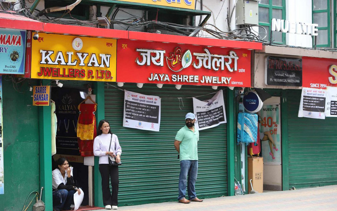 सुनचाँदीमा विलासिता कर लगाएपछि विरोधमा उत्रिए व्यवसायी, काराेबार ठप्प