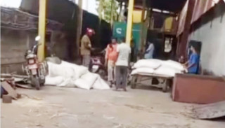 किसानको मल प्लाईउड कारखानामा बेच्नेहरुमाथि कारबाही होस्