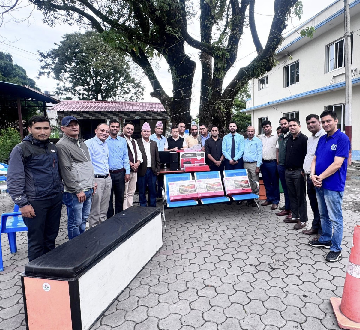 कोअपरेटिभ म्यानेजर्स क्लब कास्कीद्वारा जिल्ला प्रहरी कार्यालय  विभिन्न सामाग्री सहयोग