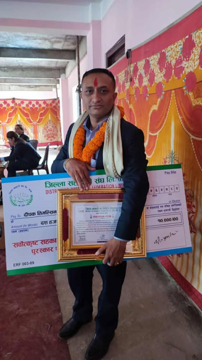 श्री नवदुर्गा साकोसका सिईओ तिमल्सिनालाई ‘ सर्वोकृष्ट सहकारी कर्मचारी सम्मान’