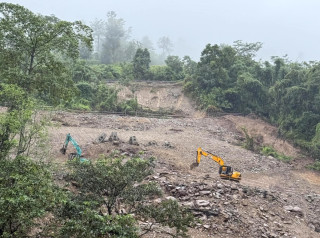 लगातारकाे झरी र पहिरोले विभिन्न स्थानमा राजमार्ग अवरुद्ध