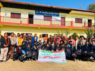 अन्धकारमुक्ति सहकारीद्वारा तीन विद्यालयका जेहेन्दार विद्यार्थीलाई स्कुल व्याग वितरण