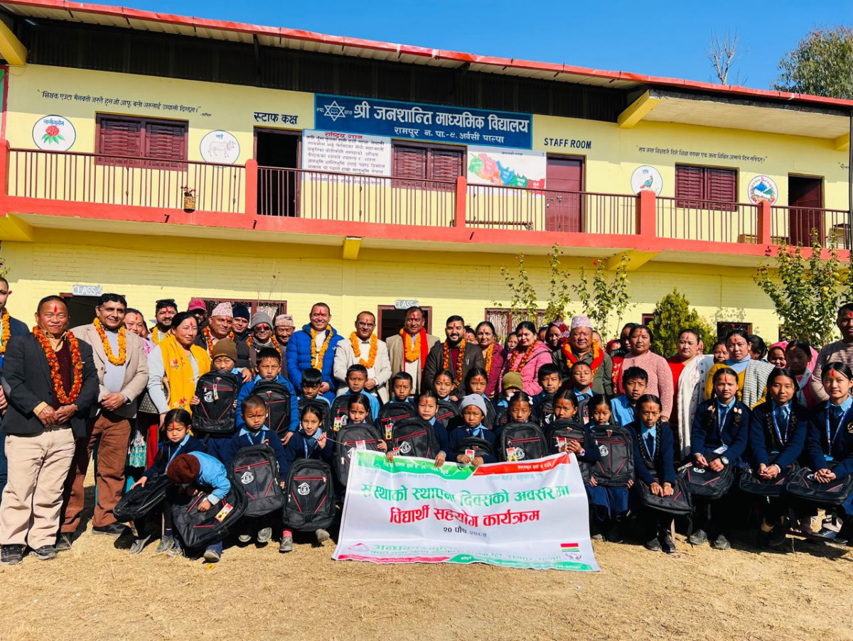 अन्धकारमुक्ति सहकारीद्वारा तीन विद्यालयका जेहेन्दार विद्यार्थीलाई स्कुल व्याग वितरण