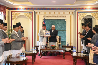 राष्ट्रपति पौडेललाई  बुझाइयो निर्वाचन प्रतिवेदन