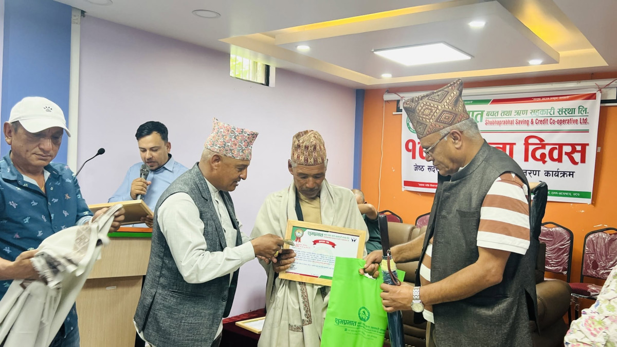 शुभप्रभात साकोसद्वारा १८ औं स्थापना दिवसमा  जेष्ठ  सदस्यलाई सम्मान