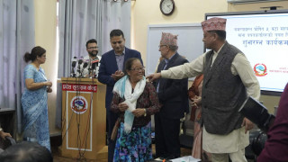 बागमती सरकारले  सुरु गर्यो बचत फिर्ताः सुमेरु सहकारीकी तिर्थमाया राईलाई पहिलो चेक हस्तान्तरण
