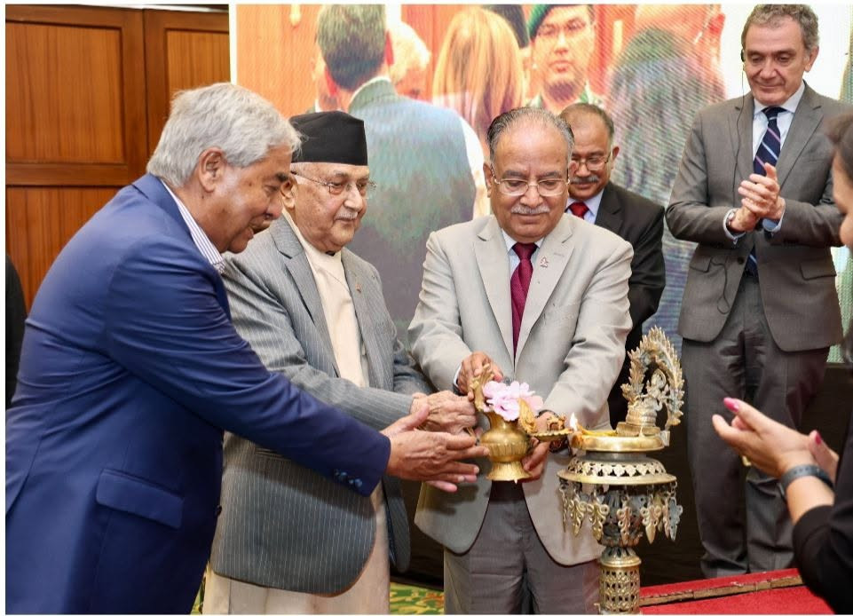 यी नेता  मान्छे कि दुम्सी  हुन् !