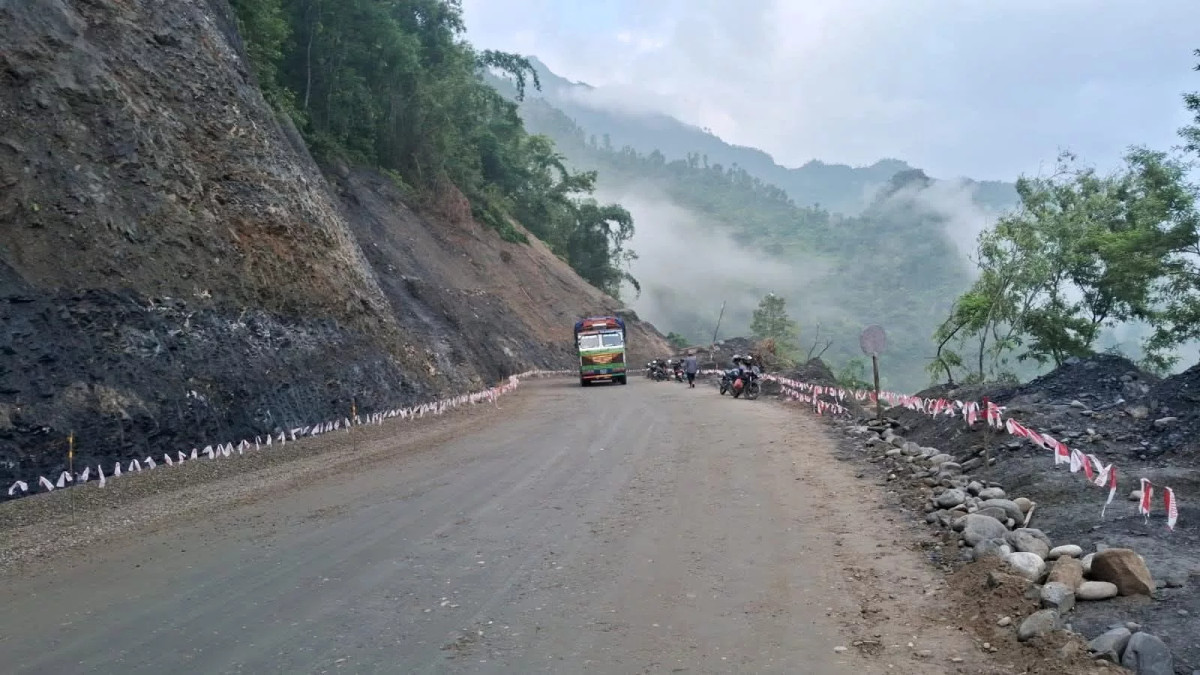 भारी वर्षाकाे जाेखिम,  विभिन्न राजमार्गमा रात्रिकालिन यातायात बन्द