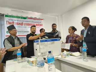 भक्तपुर बचत संघद्वारा  बाढीपीडित सहकारीको पुनःस्थापनाको  लागि जिन्सी सामग्री हस्तान्तरण